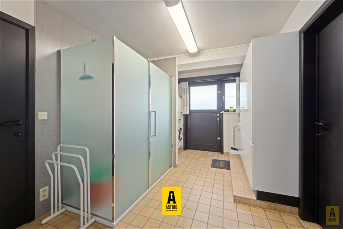 Karaktervolle voormalige dokterswoning met zee aan ruimte en mogelijkheden!