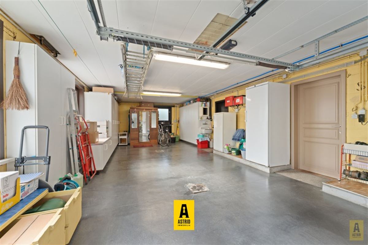 Karaktervolle voormalige dokterswoning met zee aan ruimte en mogelijkheden!