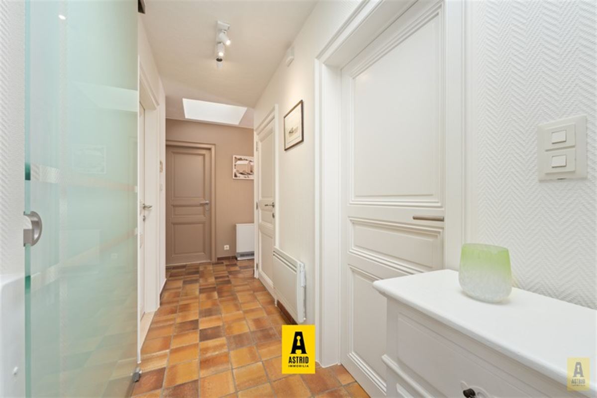 Karaktervolle voormalige dokterswoning met zee aan ruimte en mogelijkheden!