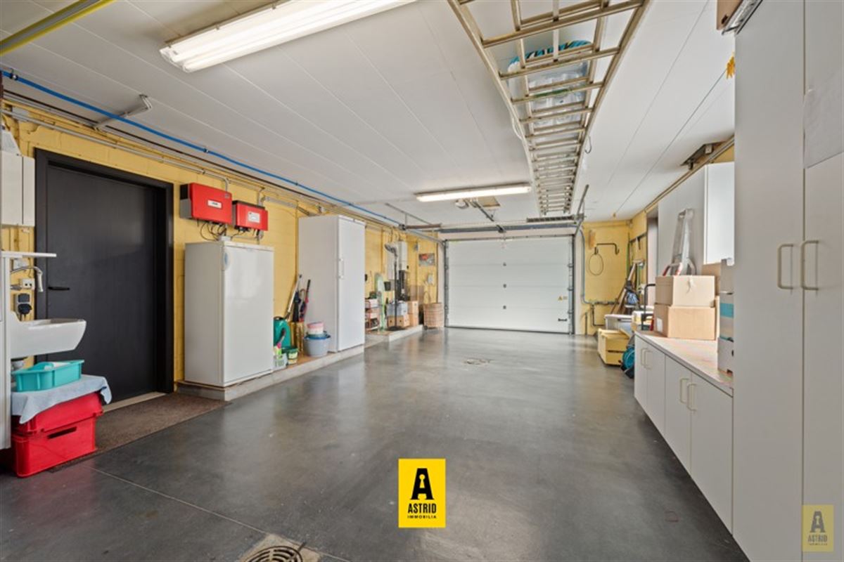 Karaktervolle voormalige dokterswoning met zee aan ruimte en mogelijkheden!