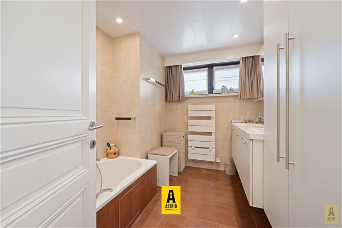 Karaktervolle voormalige dokterswoning met zee aan ruimte en mogelijkheden!