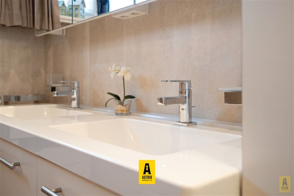 Karaktervolle voormalige dokterswoning met zee aan ruimte en mogelijkheden!