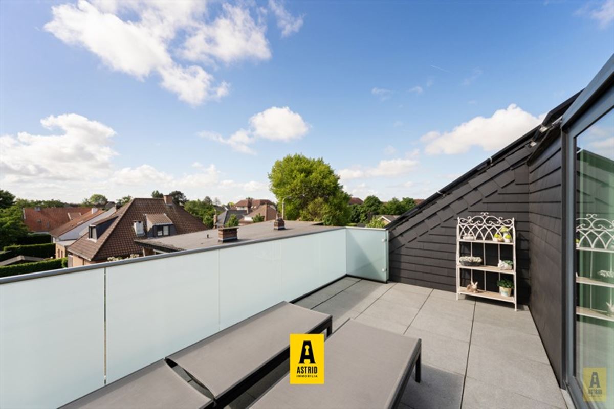 Karaktervolle voormalige dokterswoning met zee aan ruimte en mogelijkheden!