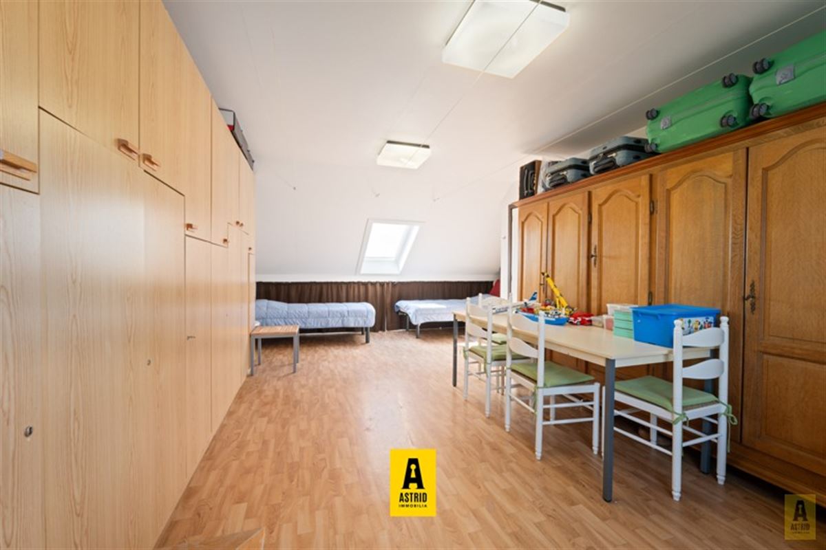 Karaktervolle voormalige dokterswoning met zee aan ruimte en mogelijkheden!