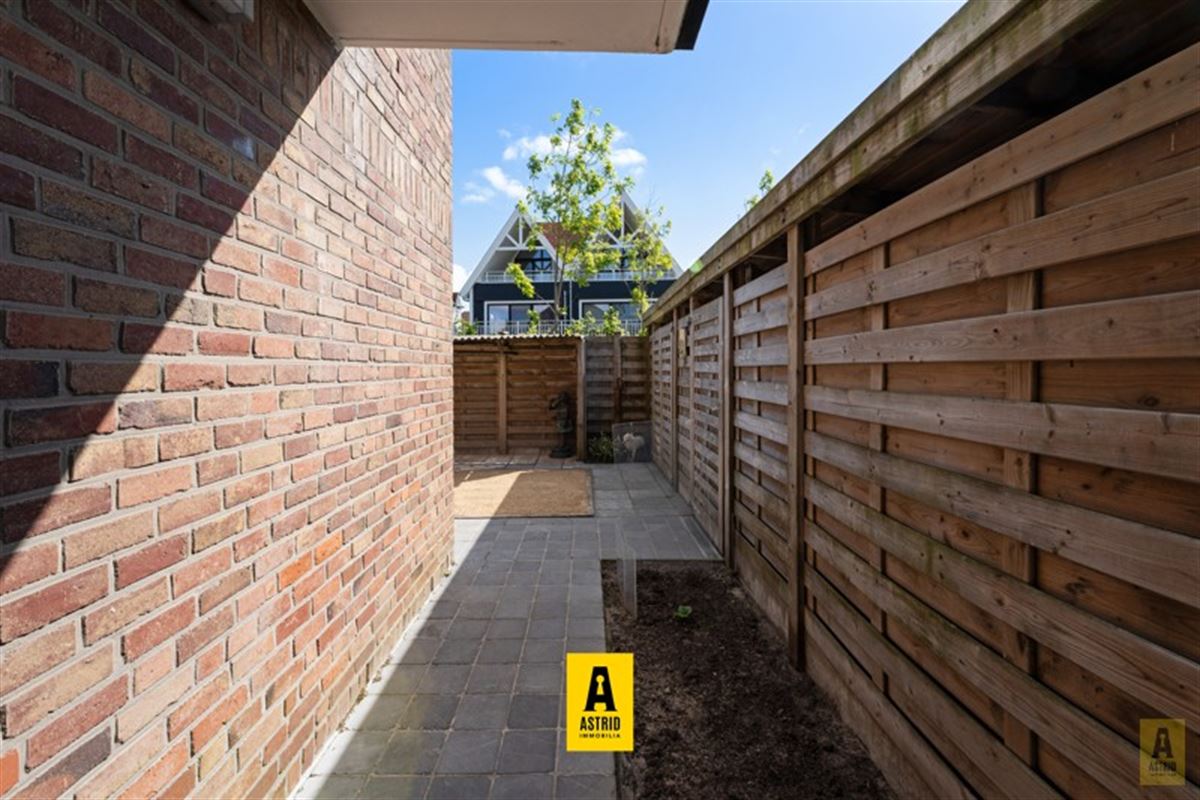 Karaktervolle voormalige dokterswoning met zee aan ruimte en mogelijkheden!