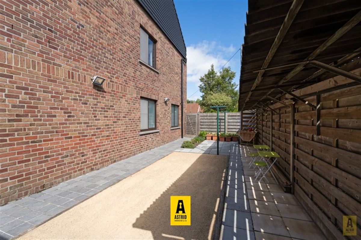 Karaktervolle voormalige dokterswoning met zee aan ruimte en mogelijkheden!