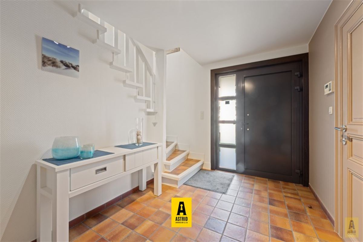 Karaktervolle voormalige dokterswoning met zee aan ruimte en mogelijkheden!