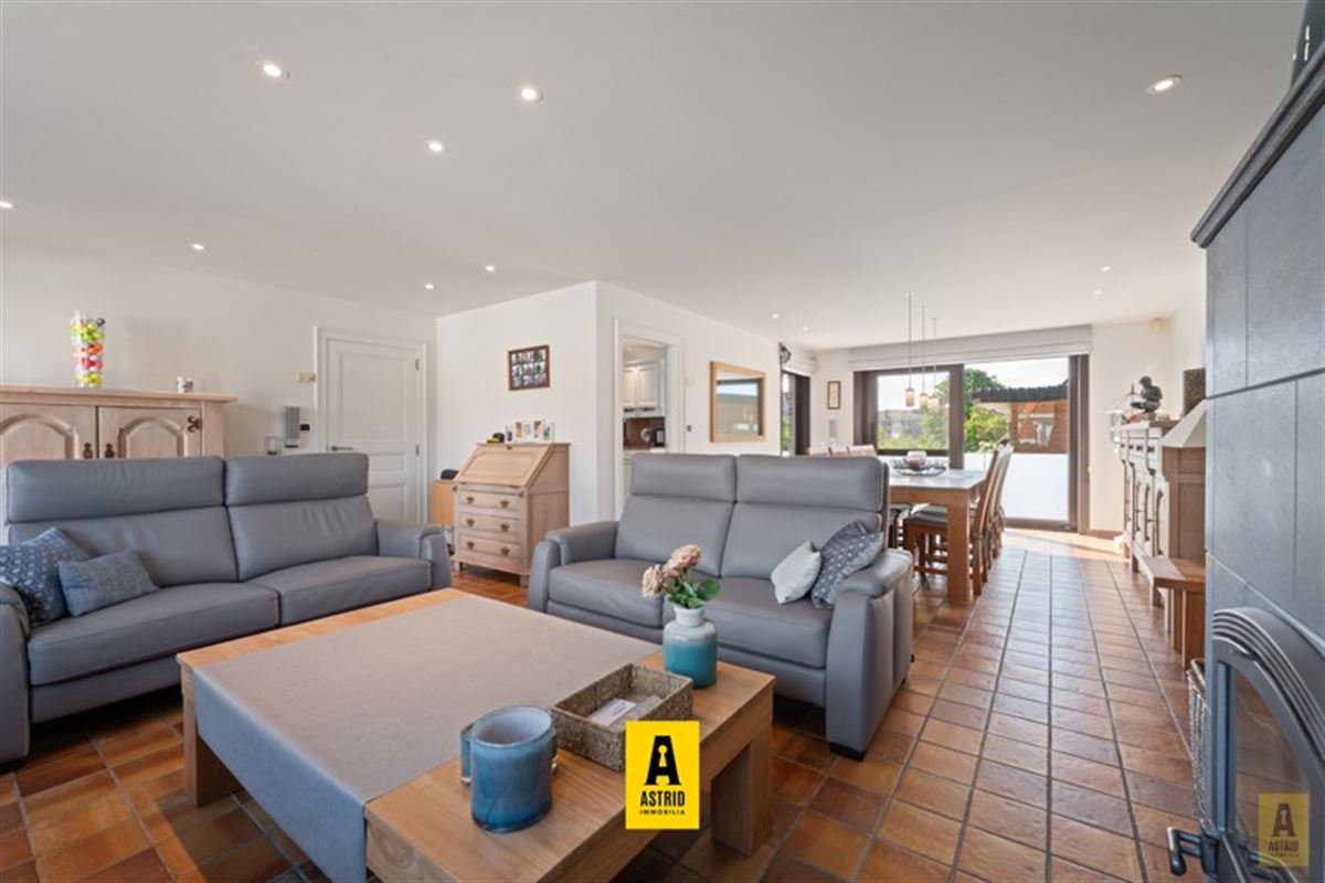 Karaktervolle voormalige dokterswoning met zee aan ruimte en mogelijkheden!