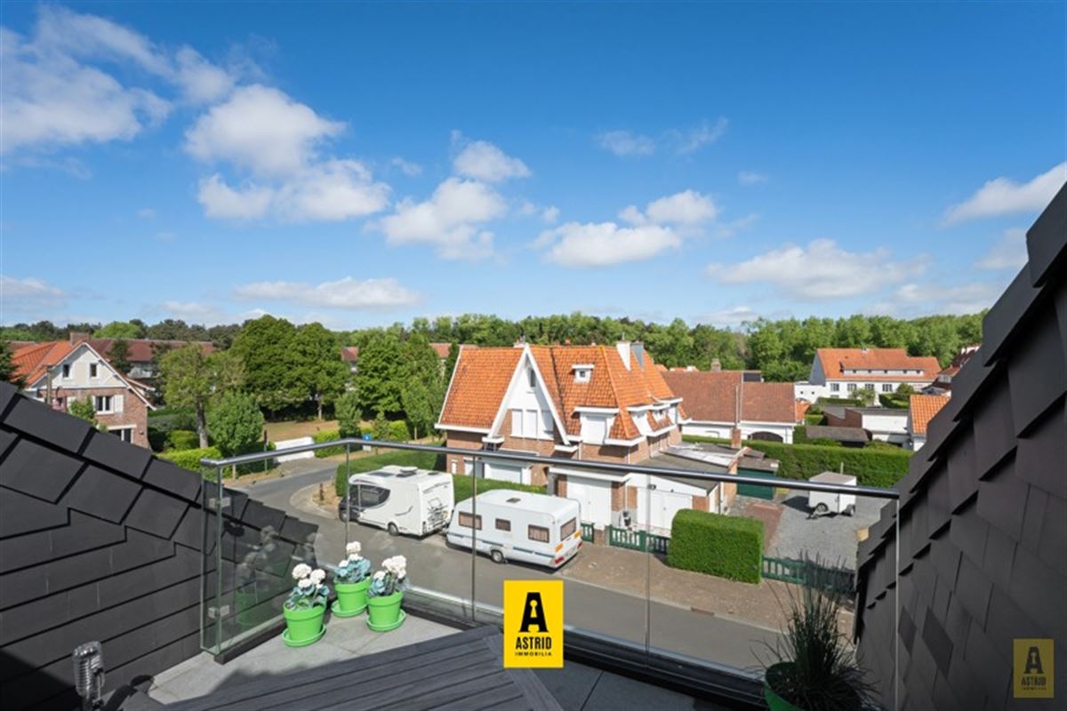 Karaktervolle voormalige dokterswoning met zee aan ruimte en mogelijkheden!