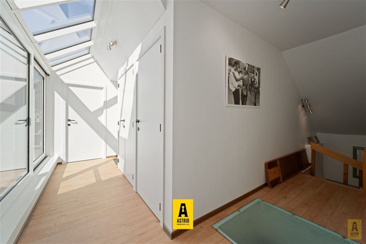 Karaktervolle voormalige dokterswoning met zee aan ruimte en mogelijkheden!