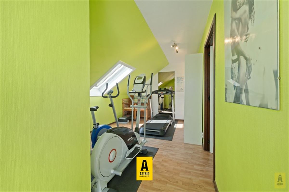 Karaktervolle voormalige dokterswoning met zee aan ruimte en mogelijkheden!