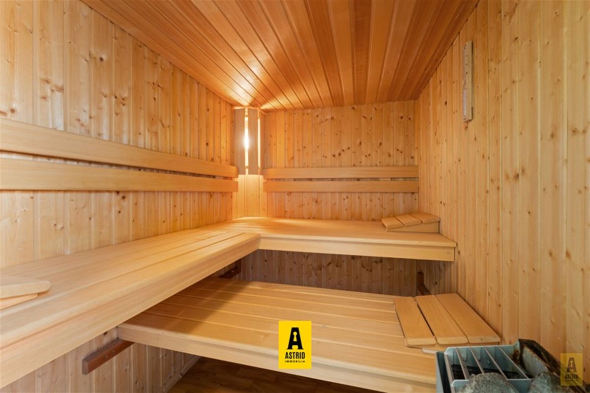 Karaktervolle voormalige dokterswoning met zee aan ruimte en mogelijkheden!