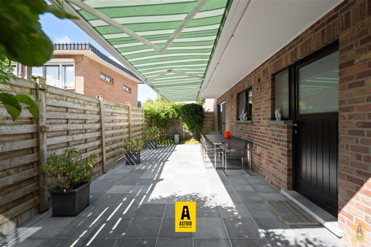 Karaktervolle voormalige dokterswoning met zee aan ruimte en mogelijkheden!