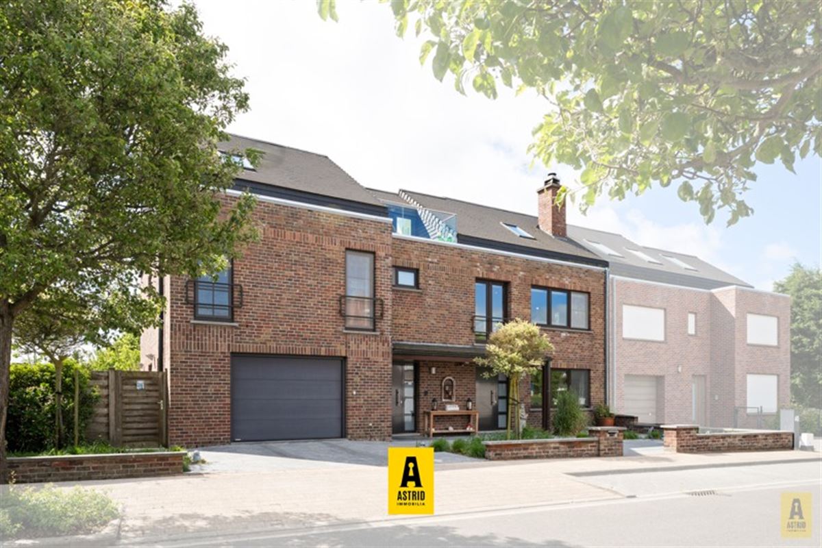 Karaktervolle voormalige dokterswoning met zee aan ruimte en mogelijkheden!