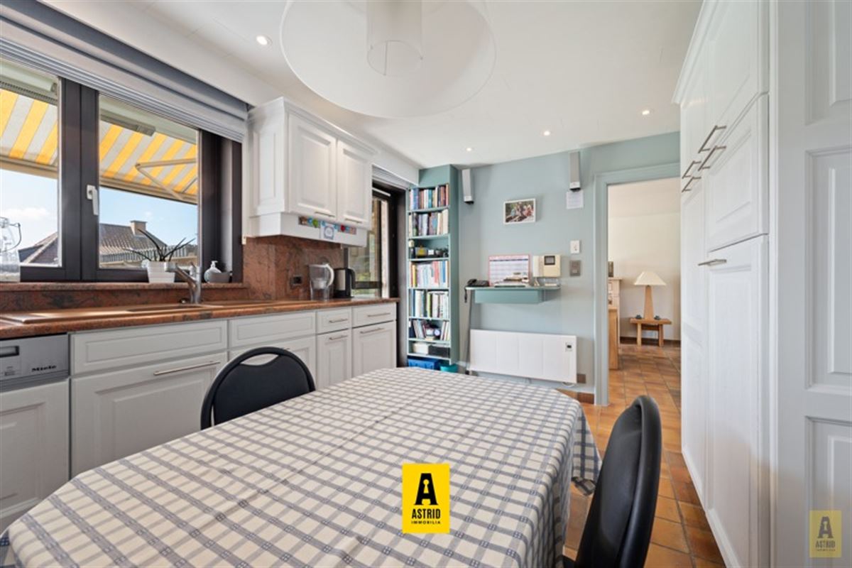 Karaktervolle voormalige dokterswoning met zee aan ruimte en mogelijkheden!