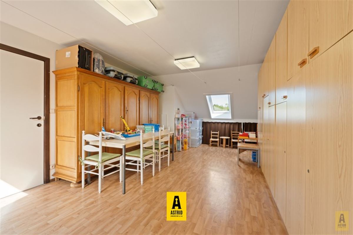 Karaktervolle voormalige dokterswoning met zee aan ruimte en mogelijkheden!