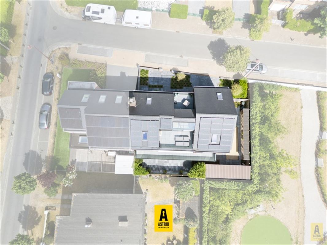 Karaktervolle voormalige dokterswoning met zee aan ruimte en mogelijkheden!