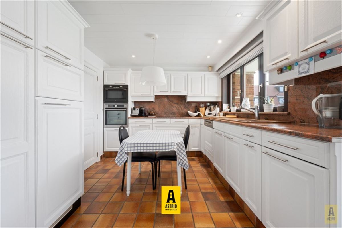 Karaktervolle voormalige dokterswoning met zee aan ruimte en mogelijkheden!