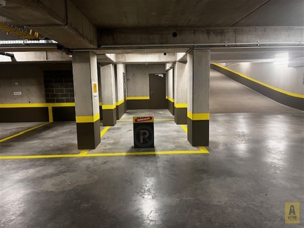 Meerdere ondergrondse parkeerplaatsen te huur in res Europe