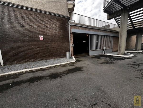 Makkelijk bereikbaar overdekte autostaanplaats in de residentie Astrid.