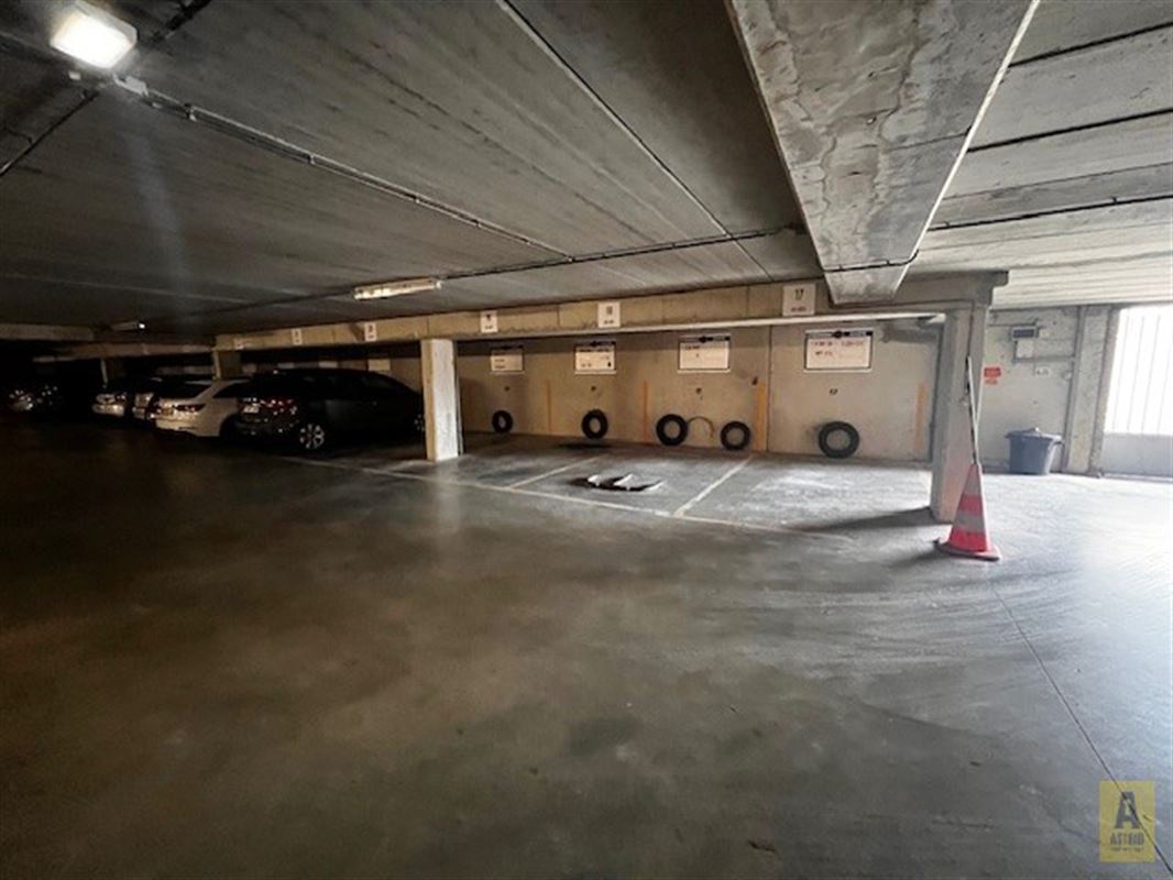 Makkelijk bereikbaar overdekte autostaanplaats in de residentie Astrid.