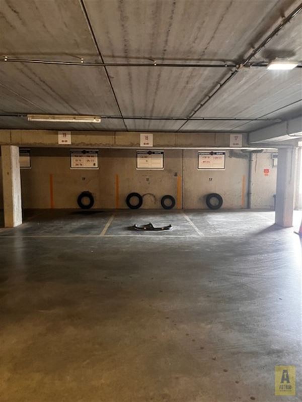 Makkelijk bereikbaar overdekte autostaanplaats in de residentie Astrid.