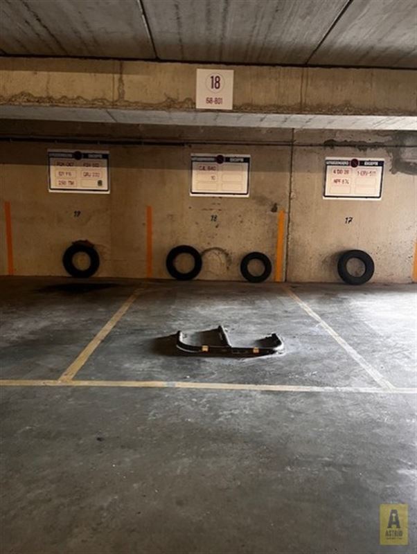 Makkelijk bereikbaar overdekte autostaanplaats in de residentie Astrid.