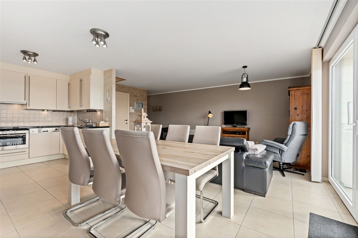 Instapklaar duplex appartement met terras aan zee!
