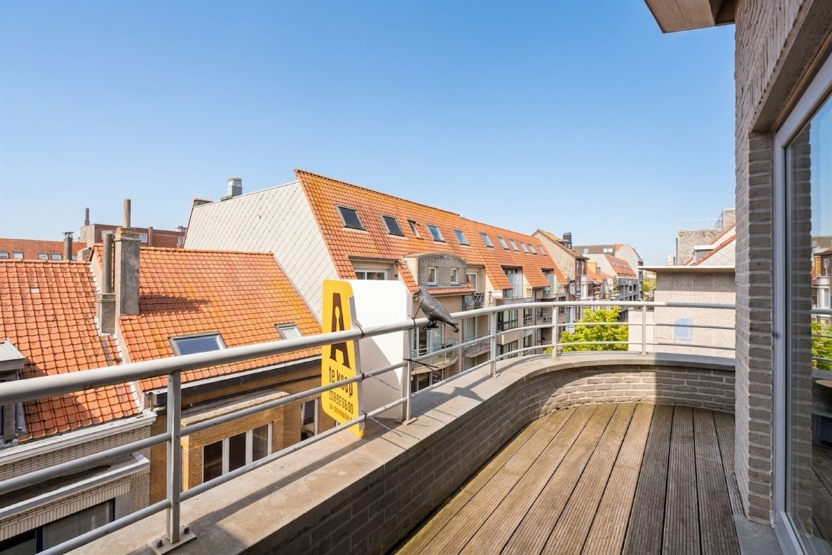 Instapklaar duplexappartement met zonneterras op toplocatie in Bredene