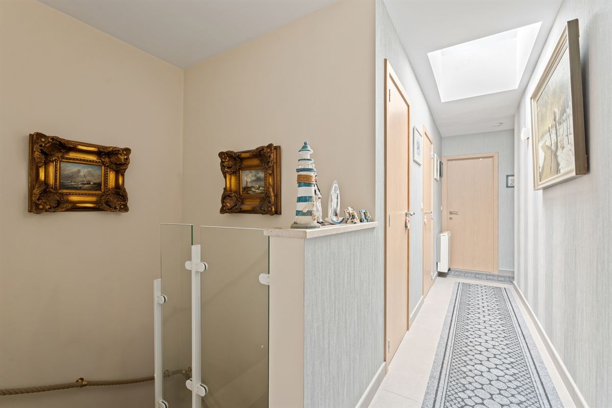 Instapklaar duplexappartement met zonneterras op toplocatie in Bredene