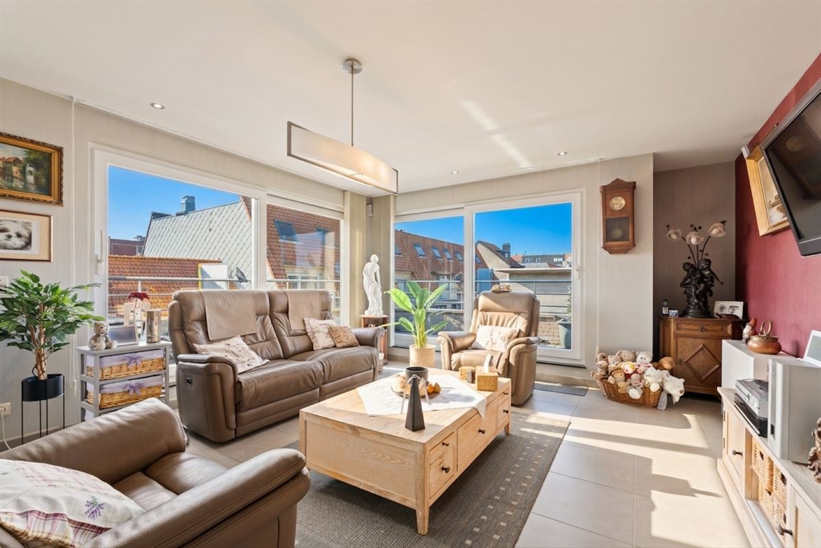 Instapklaar duplexappartement met zonneterras op toplocatie in Bredene