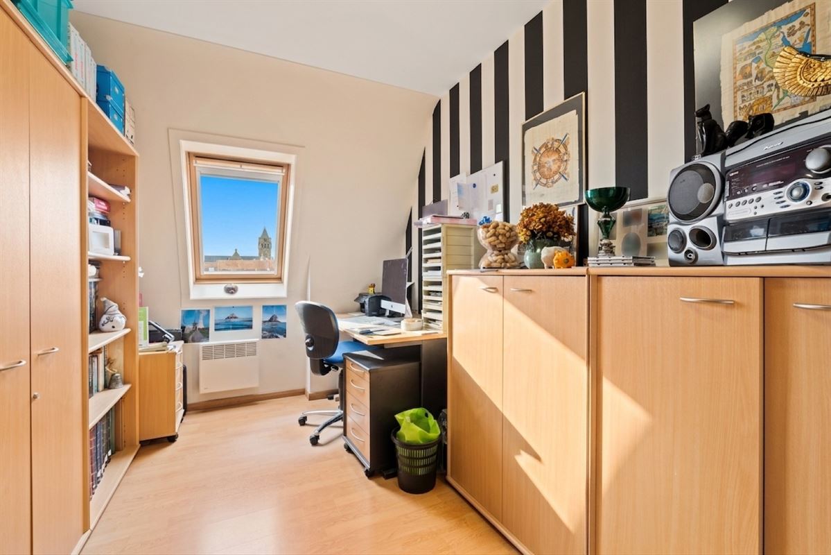 Instapklaar duplexappartement met zonneterras op toplocatie in Bredene