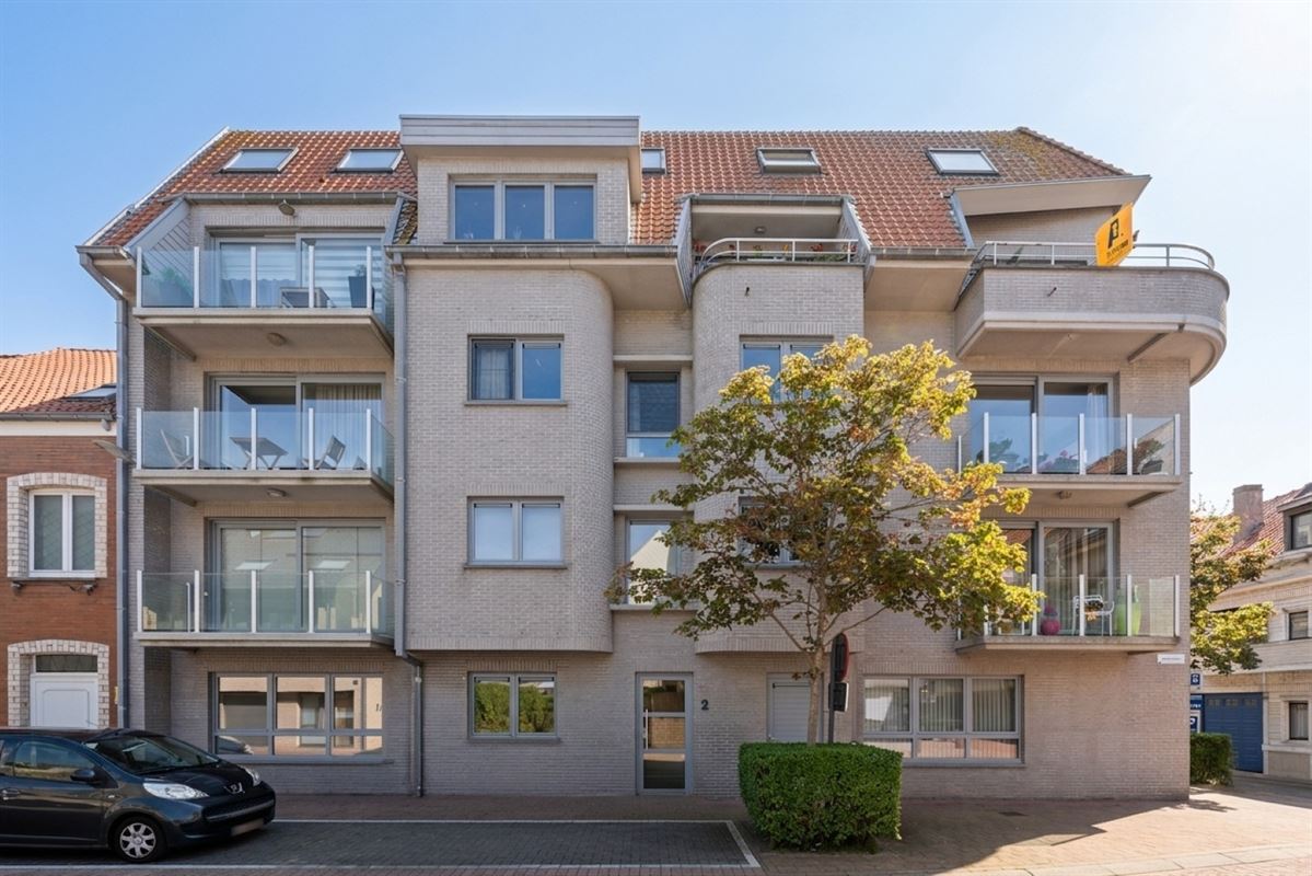 Instapklaar duplexappartement met zonneterras op toplocatie in Bredene
