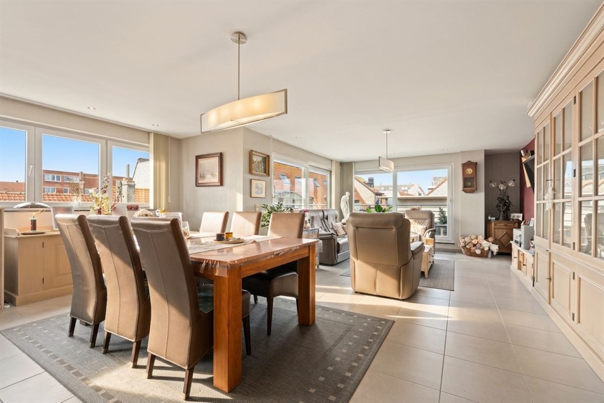 Instapklaar duplexappartement met zonneterras op toplocatie in Bredene