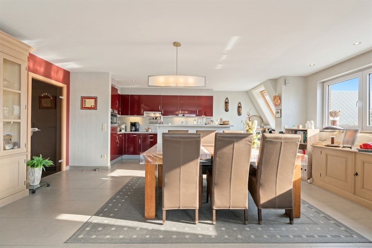 Instapklaar duplexappartement met zonneterras op toplocatie in Bredene