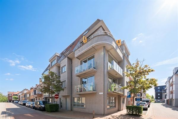 Instapklaar duplexappartement met zonneterras op toplocatie in Bredene