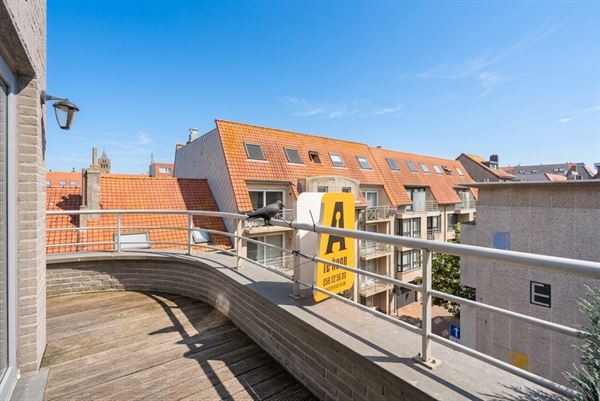 Instapklaar duplexappartement met zonneterras op toplocatie in Bredene