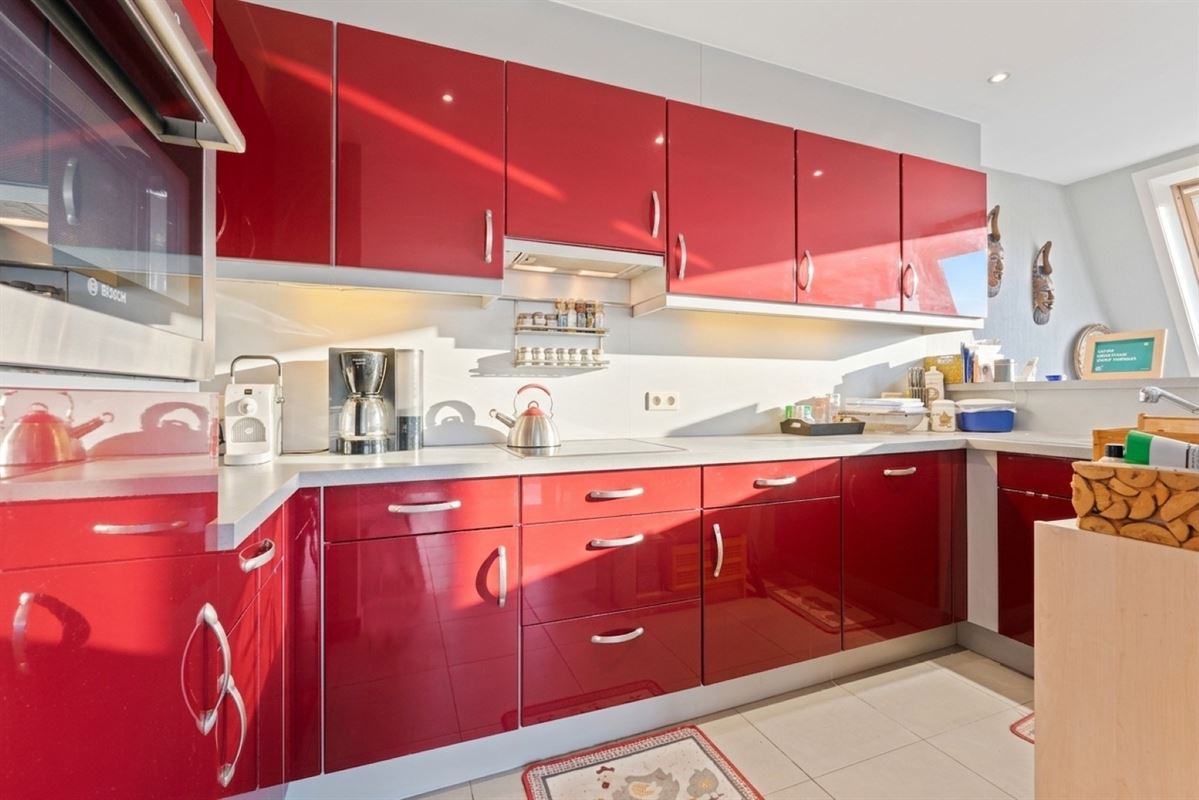 Instapklaar duplexappartement met zonneterras op toplocatie in Bredene
