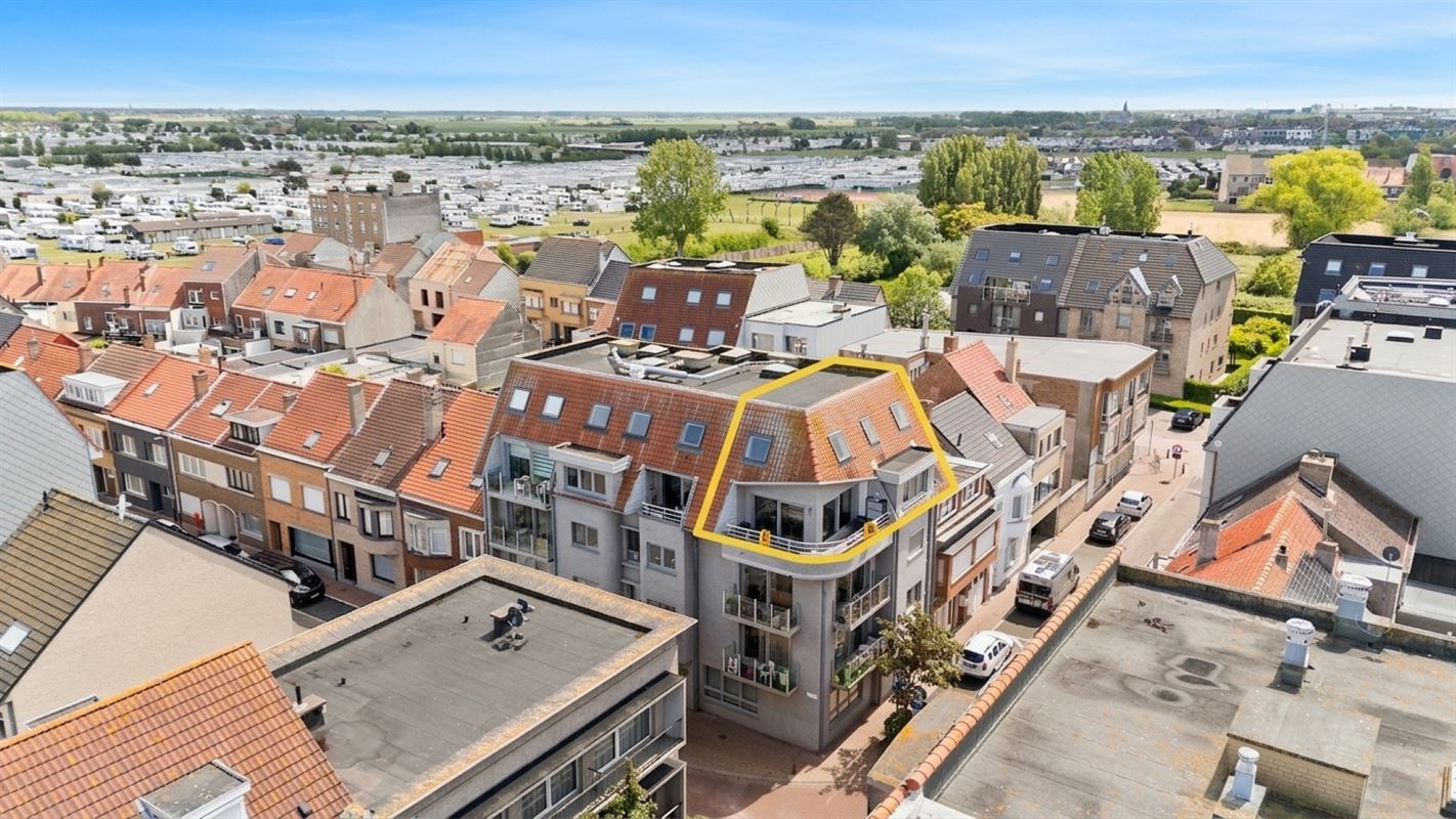 Instapklaar duplexappartement met zonneterras op toplocatie in Bredene