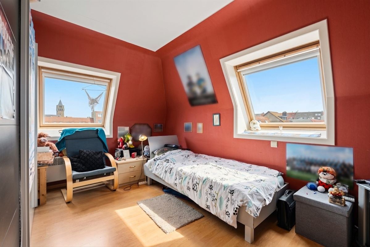 Instapklaar duplexappartement met zonneterras op toplocatie in Bredene
