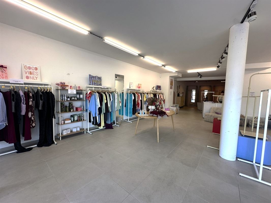 Ruim handelspand met garage op topligging!