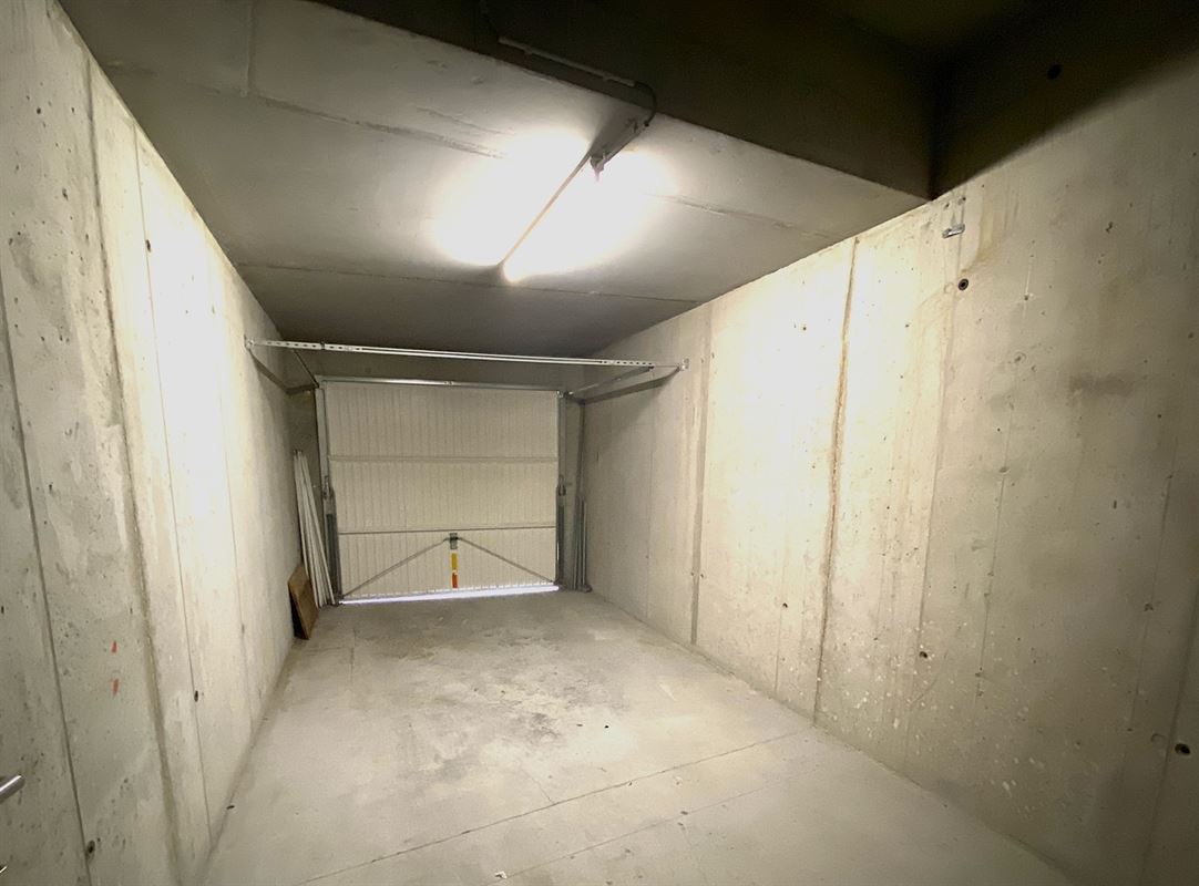 Ruim handelspand met garage op topligging!