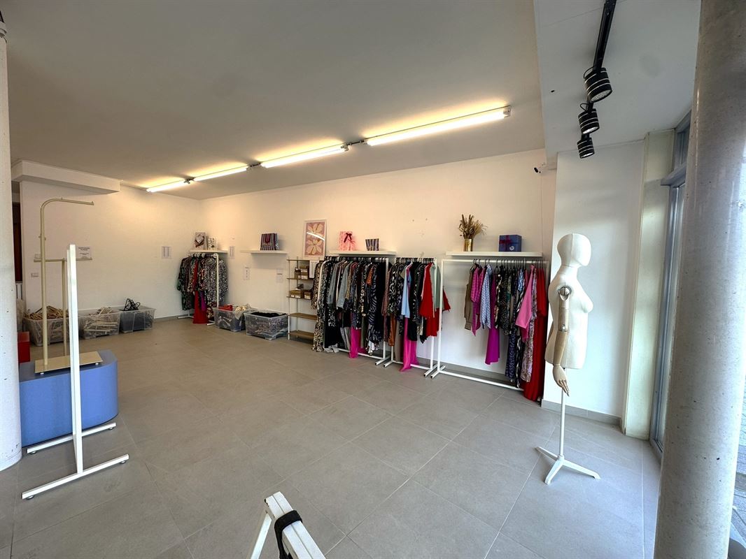Ruim handelspand met garage op topligging!
