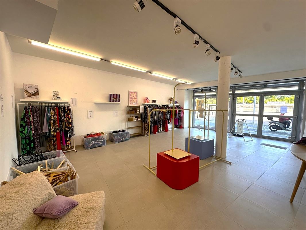 Ruim handelspand met garage op topligging!