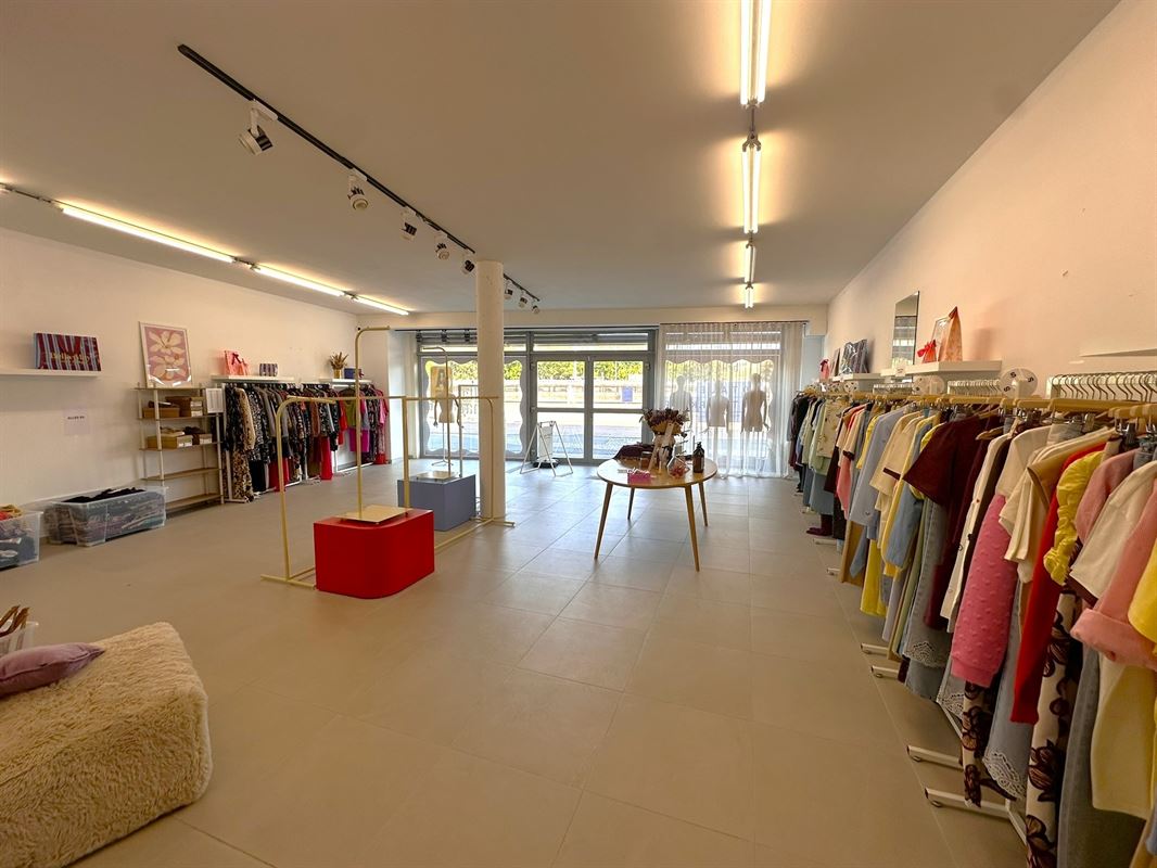 Ruim handelspand met garage op topligging!