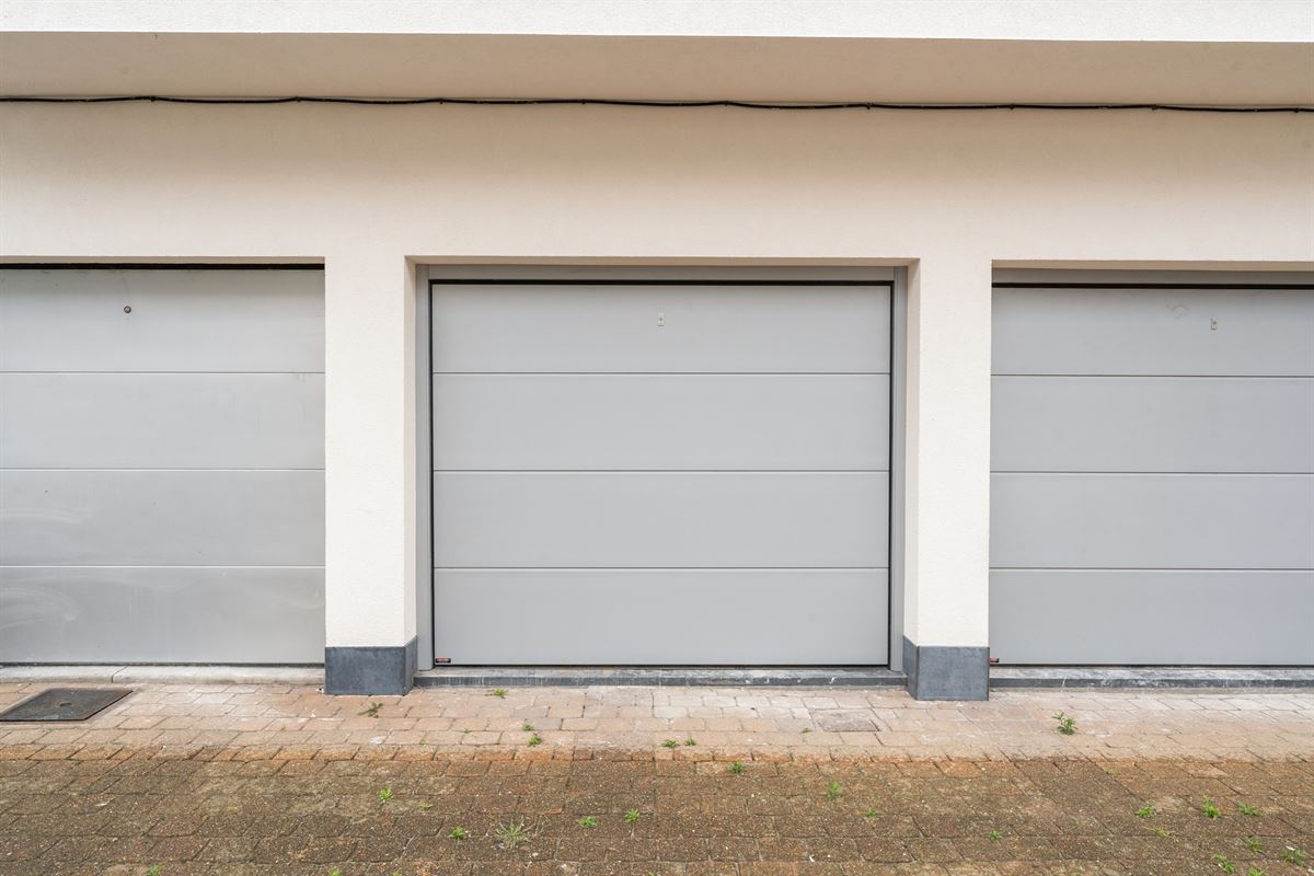 Gelijkvloerse garagebox met staanplaats op topligging!