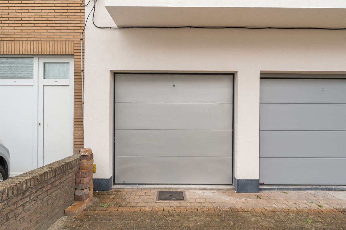 Gelijkvloerse garagebox met staanplaats op topligging!