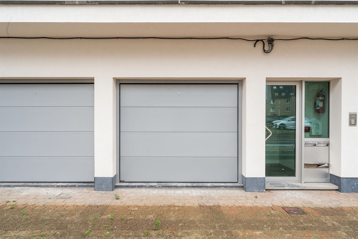 Gelijkvloerse garagebox met staanplaats op topligging!
