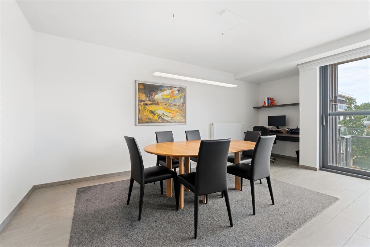 LICHTRIJK APPARTEMENT MET TWEE TERRASSEN