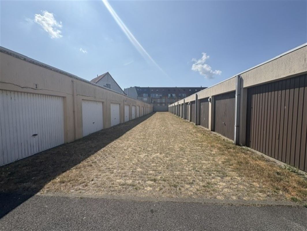elijkvloerse garagebox gelegen in een bovengronds garagecomplex in het centrum van Bredene-Duinen.